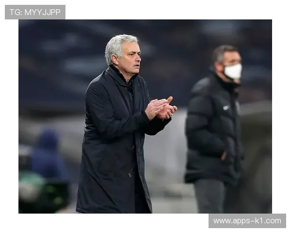 博斯克执教风格以稳健控球与战术纪律著称，强调团队协作与攻守平衡