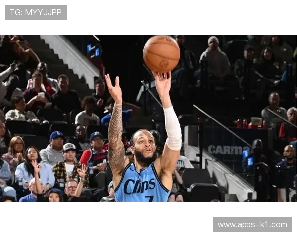 克莱通过频繁无球跑动制造掩护错位并主导了侧翼得分产出