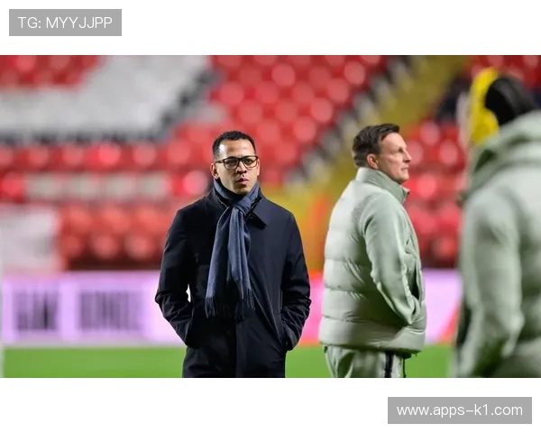 接管前场撕开防线，前锋鲁尼本赛季较以往回归射门